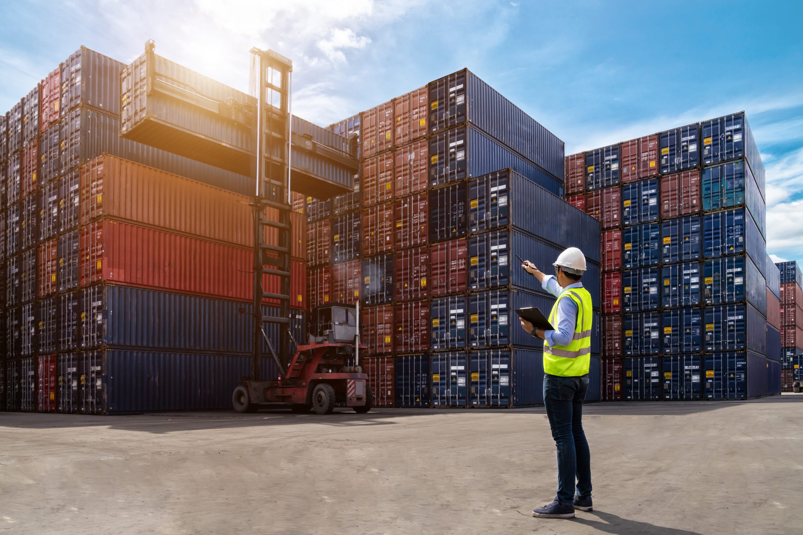 foreman loading containers